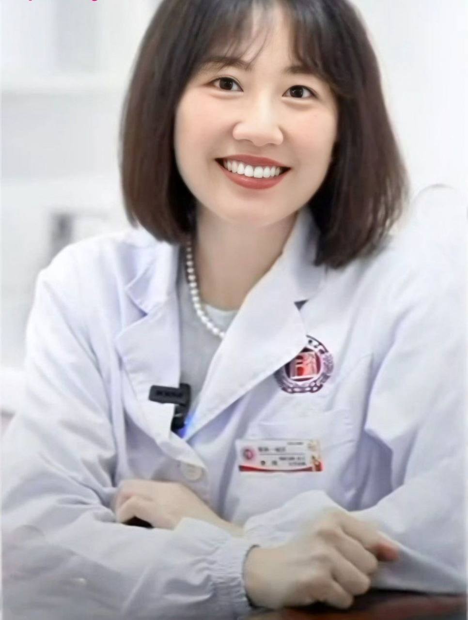 湖南省人民医院副院长祖雄兵与眼科主任曾琦在办公室的...